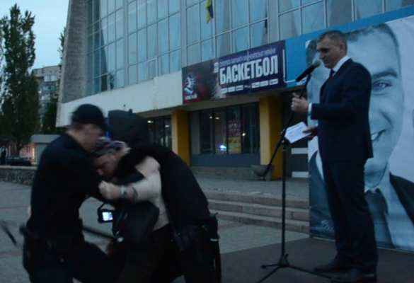 «Ты подонок!» — житель Николаева напал на мэра (ВИДЕО) | Русская весна