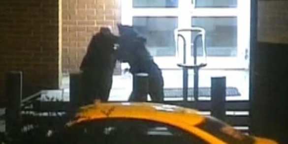 Опубликованы кадры нападения сотрудника ЦРУ на полицейского в Москве (ВИДЕО) | Русская весна