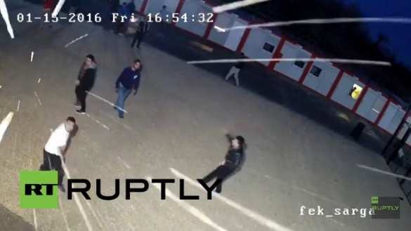 Беженцы закидали полицейских камнями в венгерском лагере (ВИДЕО) | Русская весна