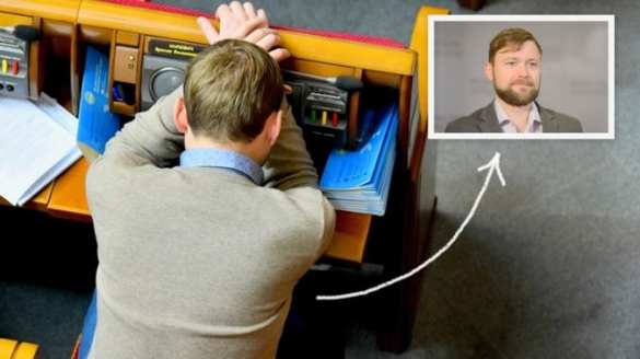 Нардеп уснул на рабочем месте в Верховной Раде (ФОТО, ВИДЕО) | Русская весна