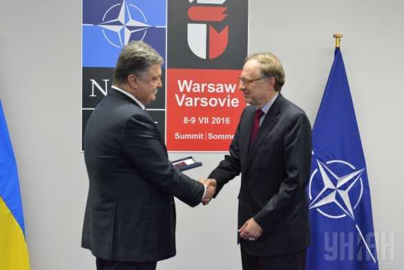 Порошенко наградил заместителя генсека НАТО украинским орденом (ФОТО) | Русская весна