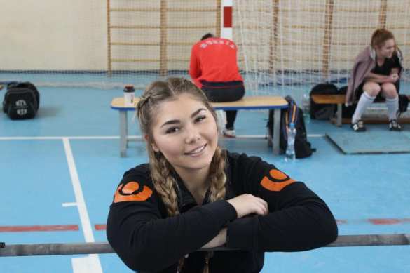 Самая сильная девочка мира привезла большую радость в обстрелянные школы Донецка (ФОТО) | Русская весна