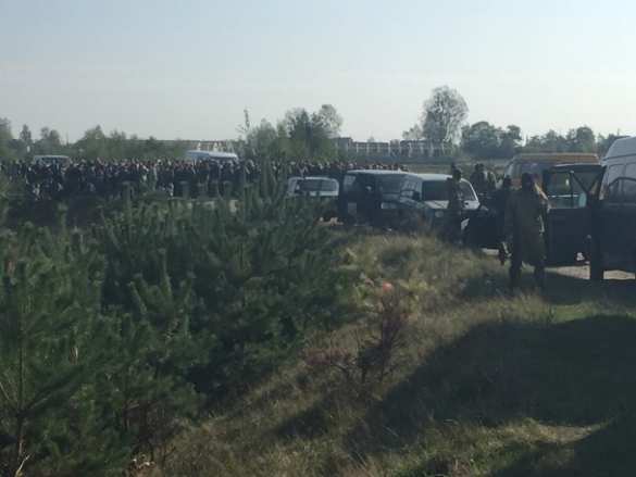 Нелегальные добытчики янтаря на Волыни блокируют милицейские авто и трассу на Варшаву, силовики подтянули БТР и спецназ (ФОТО) | Русская весна