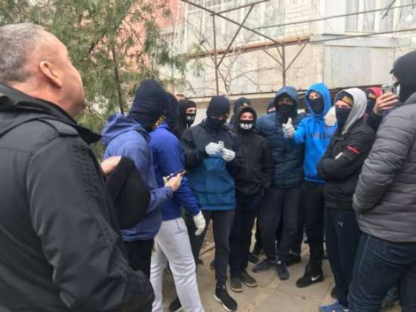 Типичная Украина: в Херсоне неонацисты забросали яйцами депутата (+ФОТО, ВИДЕО) | Русская весна