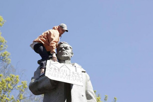 Украинские неонацисты осквернили памятник Ватутину в Киеве (ФОТО, ВИДЕО) | Русская весна