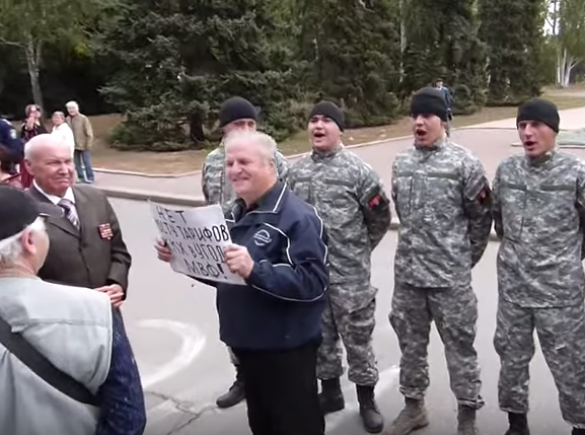 «Слава дохлой Украине!» — пенсионер из Николаева «опустил» боевиков «Правого сектора» (ВИДЕО) | Русская весна