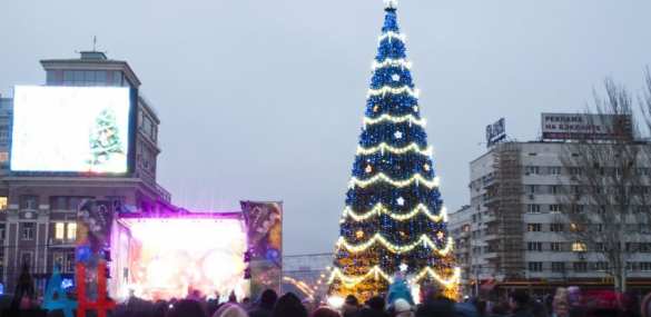 Огни главной новогодней елки ДНР зажглись под бой исторических часов на Главпочтамте (ФОТО) | Русская весна