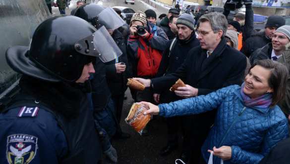 Будущие боевики нацгвардии промаршируют перед Нуланд и Пайетом | Русская весна