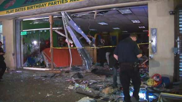 В Нью-Йорке автомобиль врезался в здание детского центра (ФОТО, ВИДЕО) | Русская весна