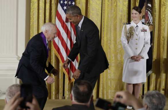 С Обамы попытались снять брюки (ВИДЕО) | Русская весна