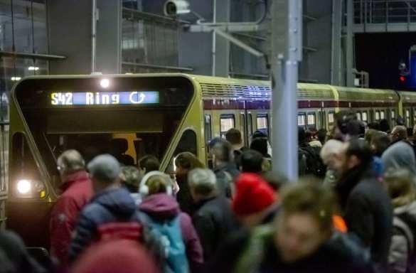 Крупнейшая забастовка парализовала движение транспорта в Берлине (ПРЯМАЯ ТРАНСЛЯЦИЯ) | Русская весна