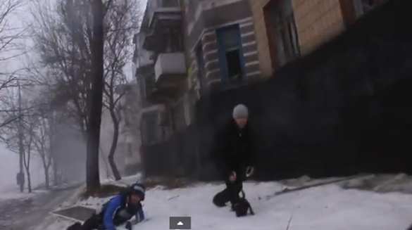 В Донецке снаряд упал рядом с остановкой, когда к ней подъезжала маршрутка, есть жертвы (видео) | Русская весна