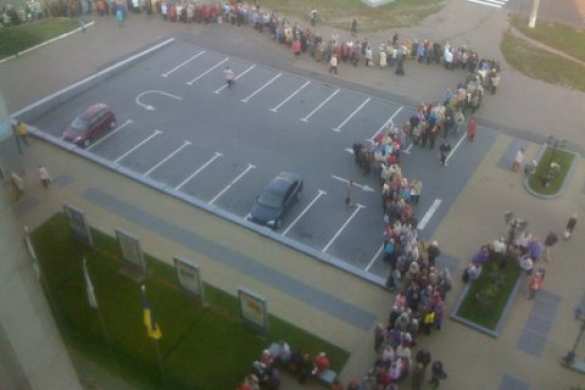 В Чернигове образовалась гигантская очередь за предвыборной подачкой от мэра (ВИДЕО) | Русская весна