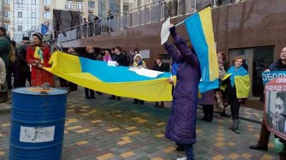 В Одессе митингующие в поддержку Савченко забросали консульство РФ яйцами и подрались с полицией (ФОТО, ВИДЕО 18+) | Русская весна