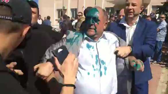 Типичная Украина: Под Одессой депутата облили зеленкой и пытались бросить в мусорник (ФОТО, ВИДЕО) | Русская весна