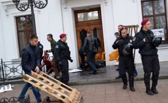 В Одессе разобрали баррикады у мэрии (ФОТО) | Русская весна