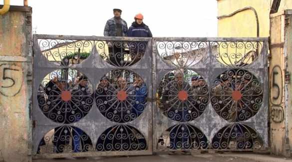 В Одессе рабочие закрыли вход на завод и не пускают налоговиков (ФОТО) | Русская весна