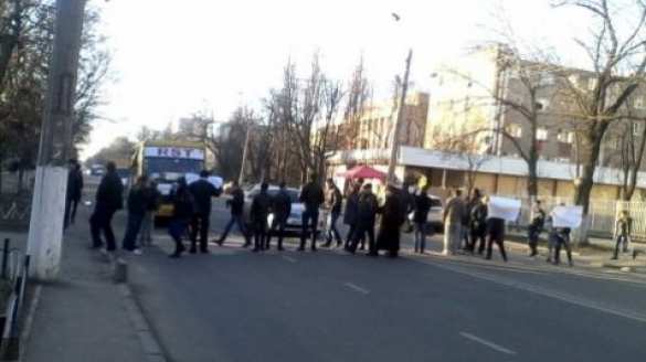 Одесситы перекрыли дорогу из-за отсутствия электричества (ВИДЕО) | Русская весна