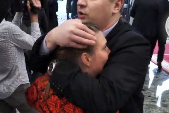 Очевидец рассказал, как в Минске охранник Порошенко чуть не задушил российскую журналистку (ВИДЕО) | Русская весна