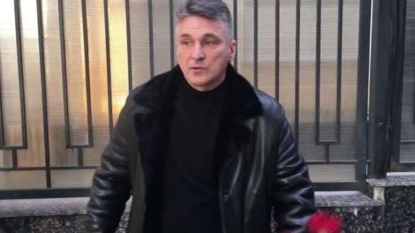 Неонацисты в Одессе устроили травлю ветерана «Беркута» за цветы консульству России (ВИДЕО) | Русская весна