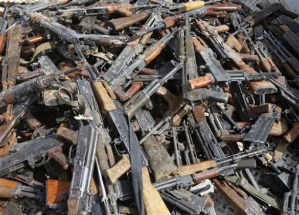 Жители ЛНР с 30 марта добровольно сдали в Генпрокуратуру более 4 тыс. единиц оружия и боеприпасов  | Русская весна