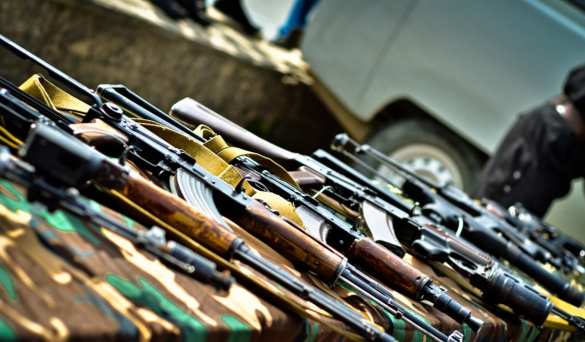 Жители ЛНР и ДНР сдают в полицию множество оружия и боеприпасов | Русская весна