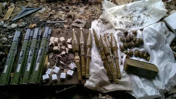 Сотрудники МВД ЛНР обнаружили в Новосветловке тайник киевских диверсантов | Русская весна