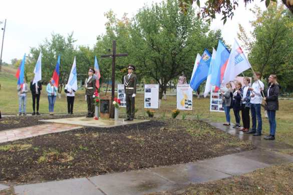 В посёлке Веселая Гора установили памятник погибшим от агрессии ВСУ жителям (ФОТО) | Русская весна