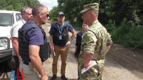 Фоторепортаж: отвод бронетехники ДНР от линии соприкосновения (ВИДЕО) | Русская весна