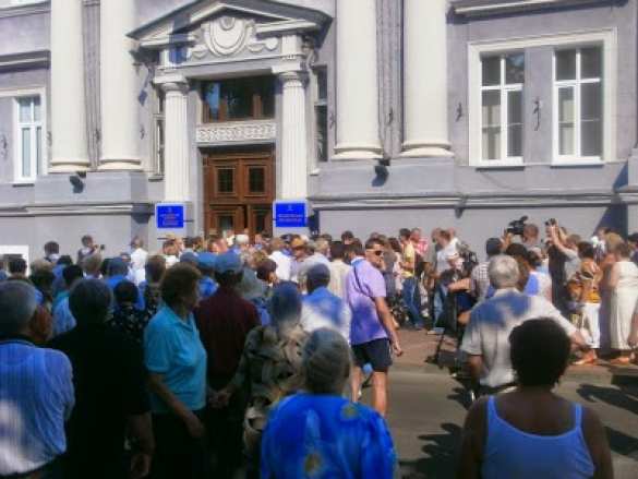 В Чернигове пенсионеры штурмовали областную администрацию и местную раду (фото, видео) В Чернигове пенсионеры штурмовали областную администрацию и местную раду (фото, видео) | Русская весна