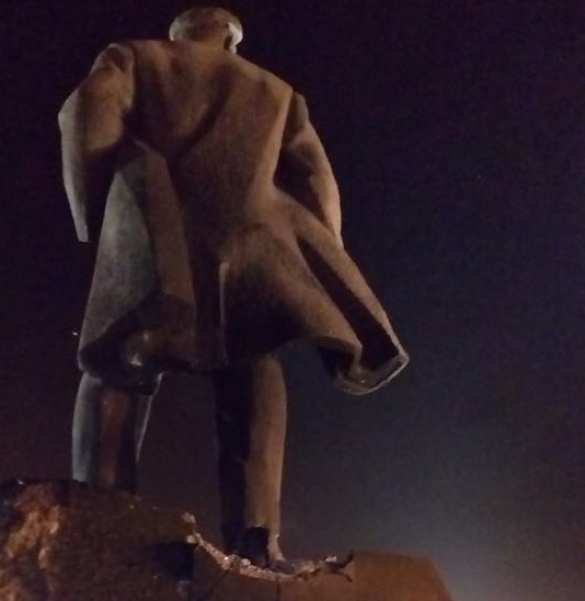 Ночью в Донецке пытались взорвать памятник Ленину (+ФОТО) | Русская весна