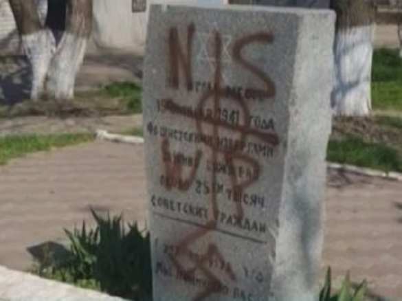 В Одессе памятник жертвам фашистской оккупации разрисовали свастиками и антисемитскими надписями | Русская весна