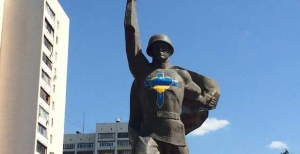 В Харькове неонацисты осквернили памятник Воину-освободителю | Русская весна