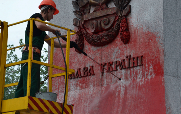 Сопротивление в Харькове: памятник Независимости Украины облит «кровавой» краской (фото) | Русская весна