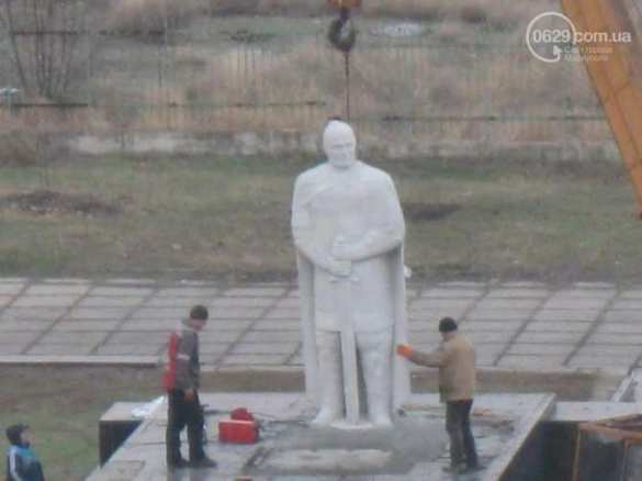 Нацистский полк «Азов», каменное пугало и несчастный Мариуполь (ФОТО, ВИДЕО) | Русская весна
