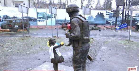 На Украине скульптуру девочки, благодарящей «атошника» яблоком, нарядили в «патриотический» костюм (ФОТО, ВИДЕО) | Русская весна