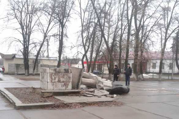 В Харьковской области вандалы уничтожили памятники Ленину и Марксу (ФОТО) | Русская весна