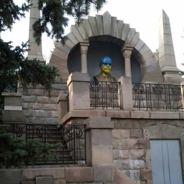 В Челябинске бюст Ленина раскрасили в цвета украинского флага | Русская весна