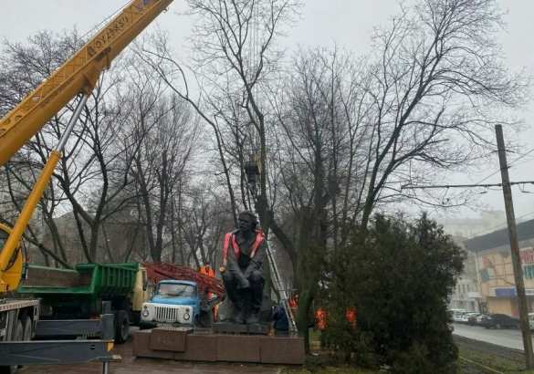 Война с историей на Украине продолжается: В Днепропетровске снесли памятники Горькому и Чкалову (+ФОТО, ВИДЕО) | Русская весна
