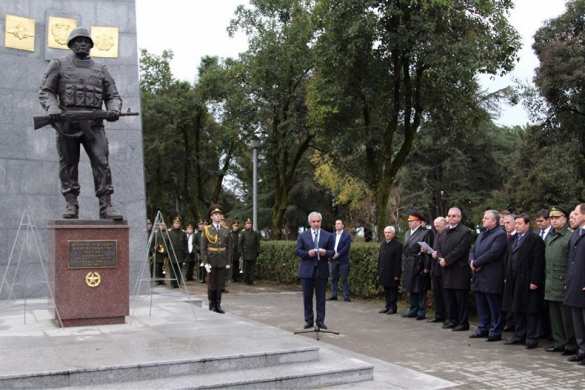 В Абхазии установили памятник российским миротворцам | Русская весна