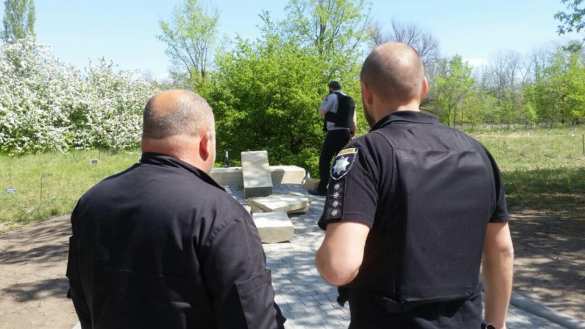 Не простоял и недели: памятник карателям-«АТОшникам» разрушили на острове Хортица (ФОТО) | Русская весна