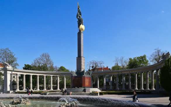 Туристы из России не позволили вандалам осквернить мемориал советским воинам в центре Вены | Русская весна