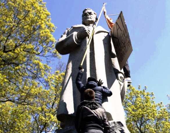 В Киеве генерала Ватутина поменяли на эсэсовца Шухевича — мнение  | Русская весна