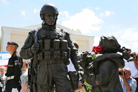 Французские депутаты поцеловали памятник «Вежливому человеку» и побратались с крымчанами (ФОТО) | Русская весна