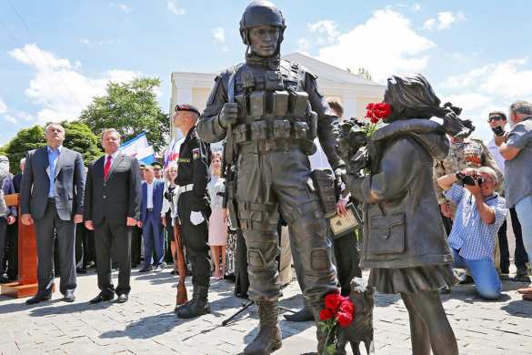 Итальянские депутаты прокричали «Viva Crimea!» у памятника «Вежливым людям» | Русская весна