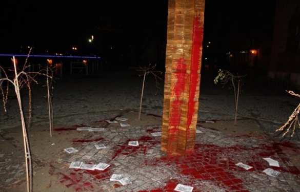 На Украине фашизма нет: в Ужгороде памятник жертвам Холокоста облили краской (ФОТО) | Русская весна