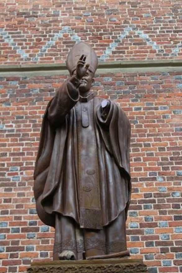 На Львовщине у памятника Папе Римскому отпилили руку (ФОТО) | Русская весна