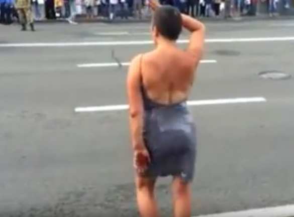 Евроинтеграция: извращенец в женском платье марширует вместе с ВСУ на репетиции парада (ВИДЕО) | Русская весна