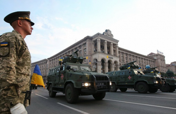 Типичная Украина: В Киеве внедорожник нагло вклинился в колонну военной техники (ВИДЕО) | Русская весна
