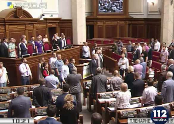 Трибуна Рады заблокирована, нардепы исполнили гимн, после чего Парубий закрыл заседание (ФОТО, ВИДЕО) | Русская весна